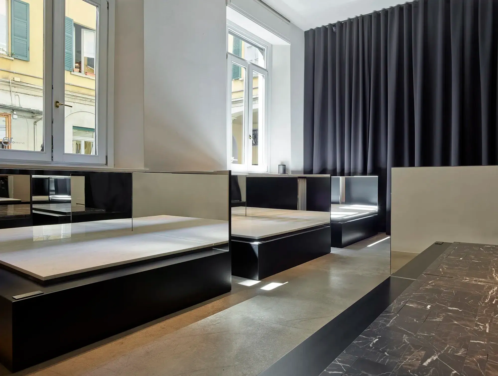 sala-mostra-superfici-arredo-di-lusso